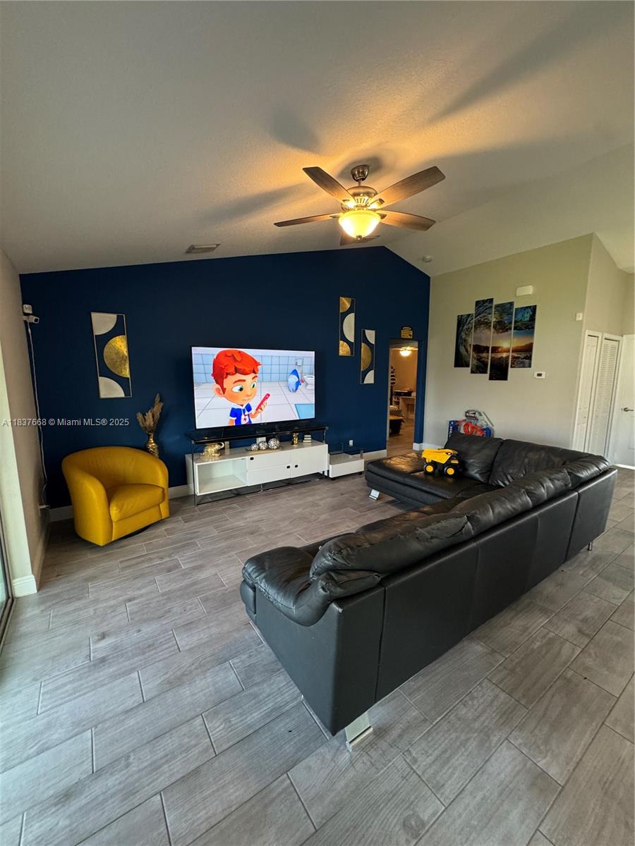 1637 SW Daysland Ave