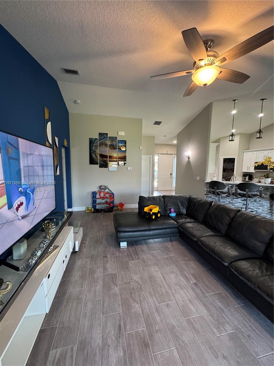 1637 SW Daysland Ave