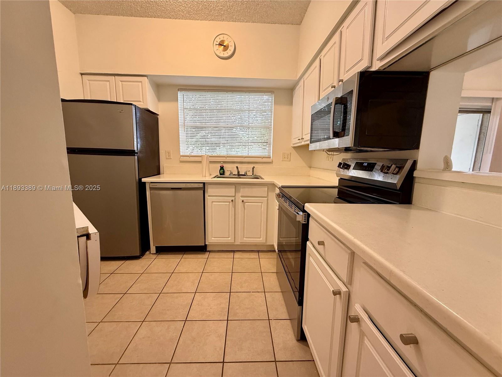 REFLECTIONS AT PEMBROKE - Residential Lease
