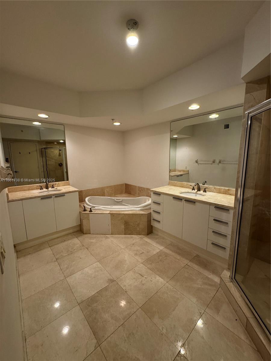 THE OAKS I CONDO - Residential