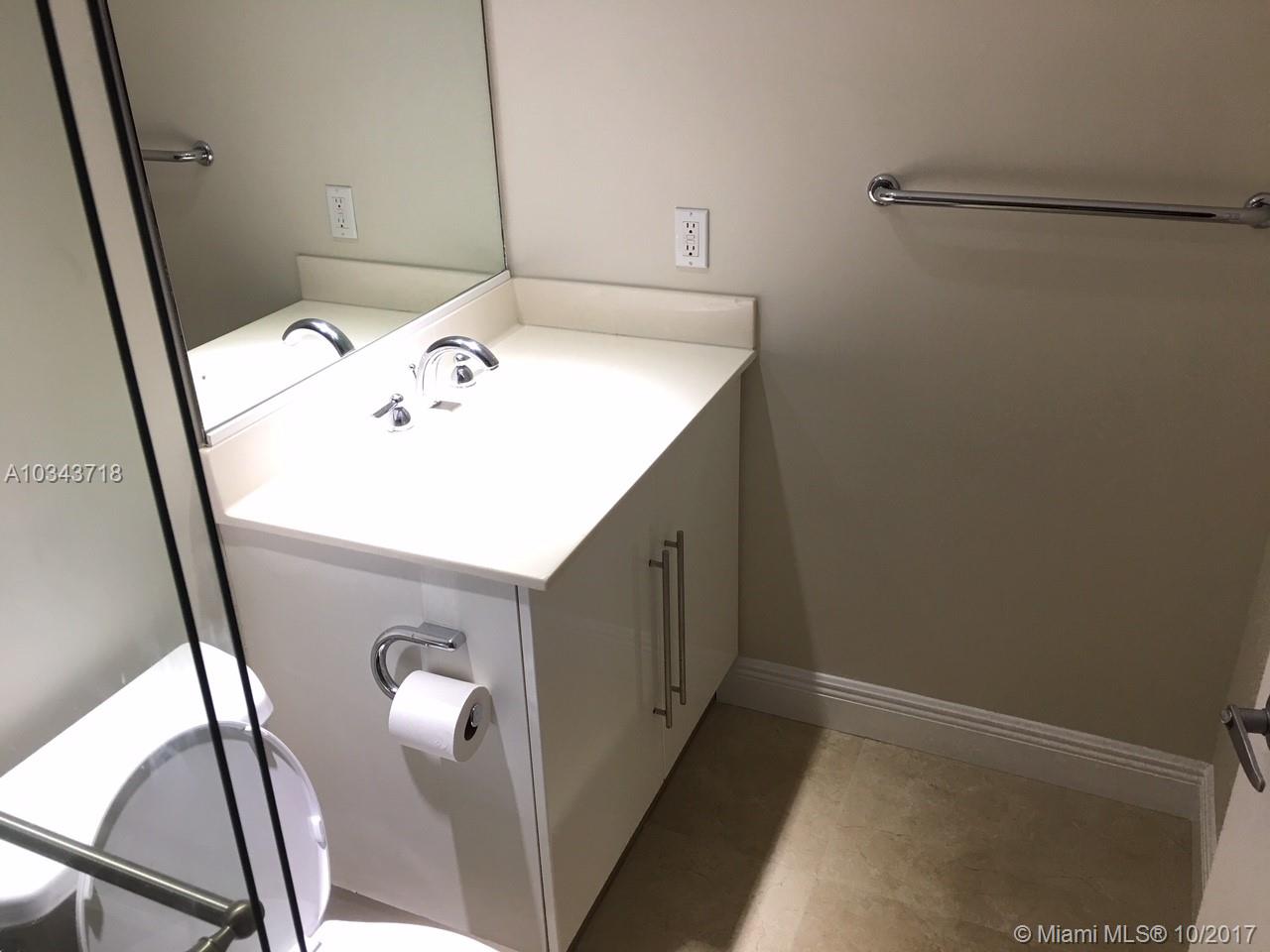 RESIDENCES ON HOLLYWOOD B - Residential Lease