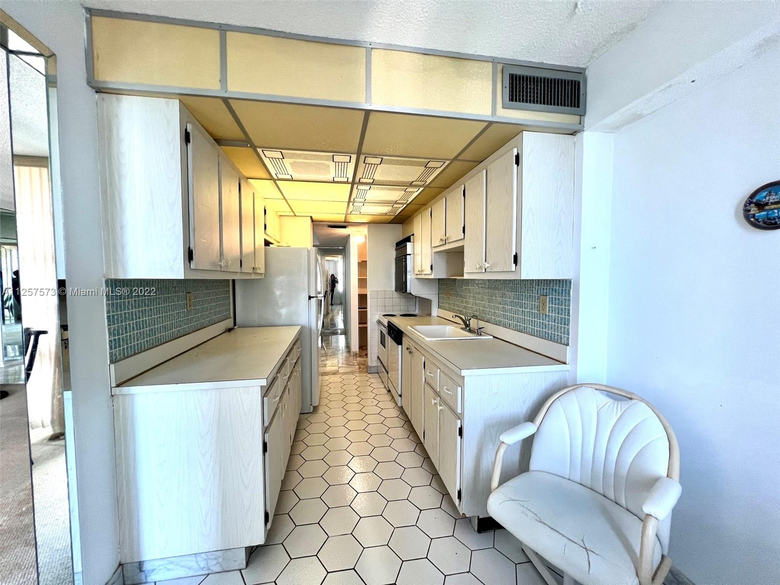 WINSTON TOWERS 400 CONDO - Residential