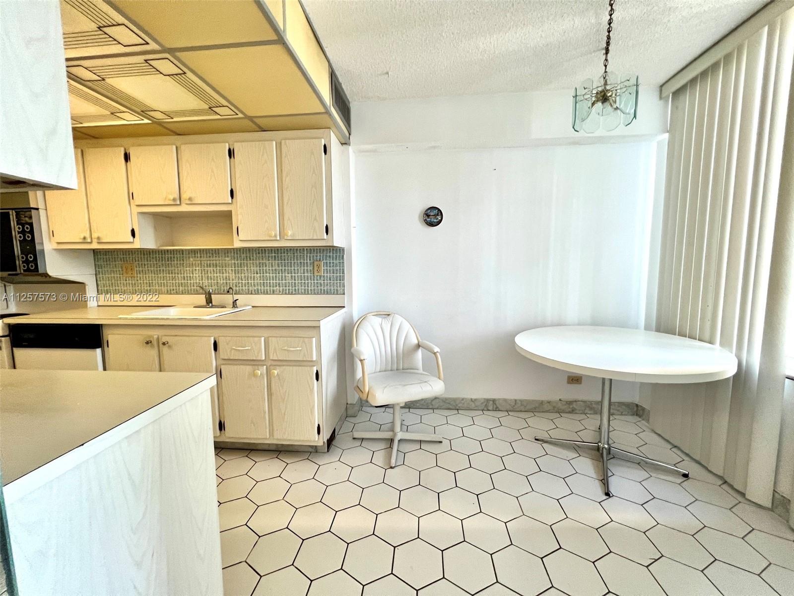 WINSTON TOWERS 400 CONDO - Residential