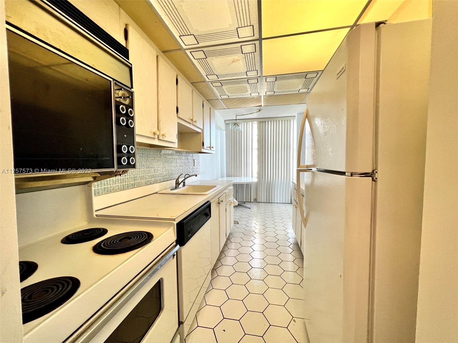 WINSTON TOWERS 400 CONDO - Residential