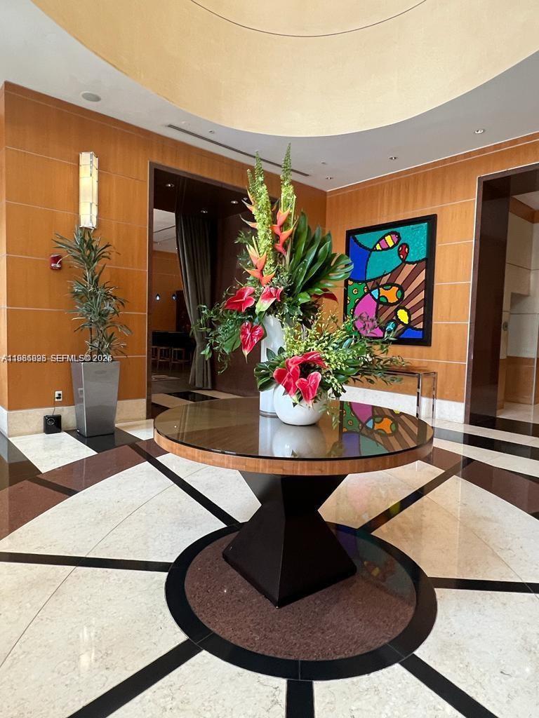 VIZCAYNE SOUTH CONDO - Residential