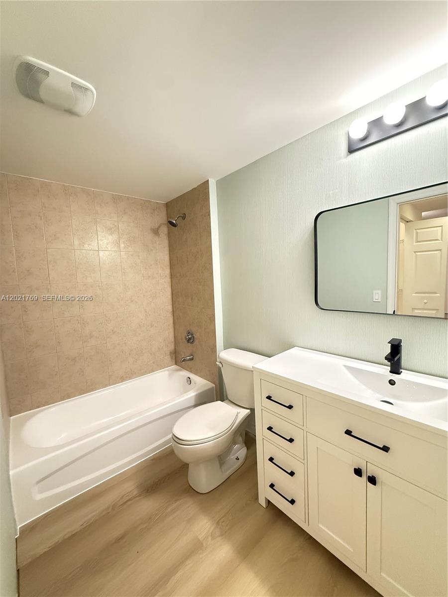 1800 BISCAYNE PLAZA CONDO - Residential