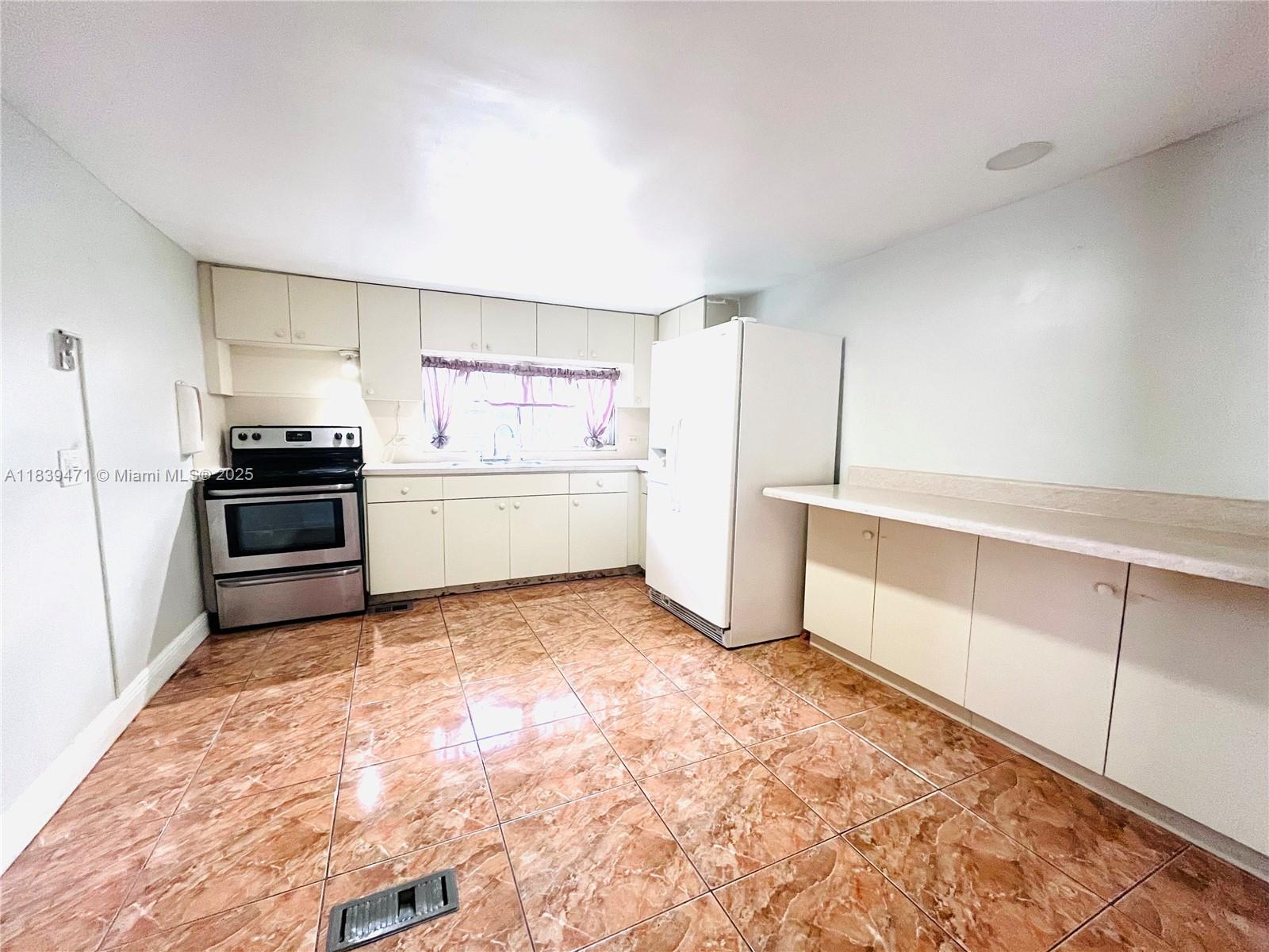8181 NW South River Dr, Medley, FL, 33166/$112,800 2 8181 NW South River Dr
