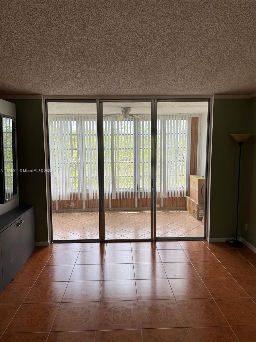 2/2 BEAUTIFUL CONDO WITH OPEN KITCHEN. PLANTATION LOCATION, WALKABLE TO PUBLIX ,VERY CLOSE TO 595,TURNPIKE,I95. CLOSE TO COLEGE AND UNIVERSITY .