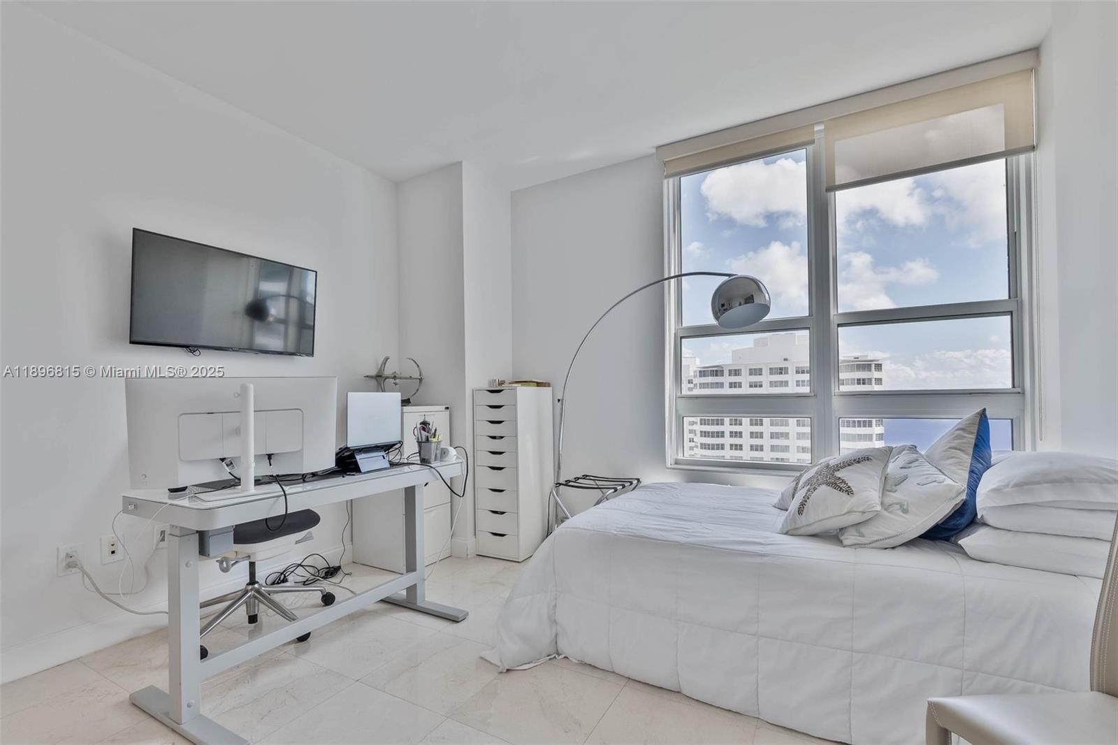 THE PLAZA 901 BRICKELL CO - Residential Lease