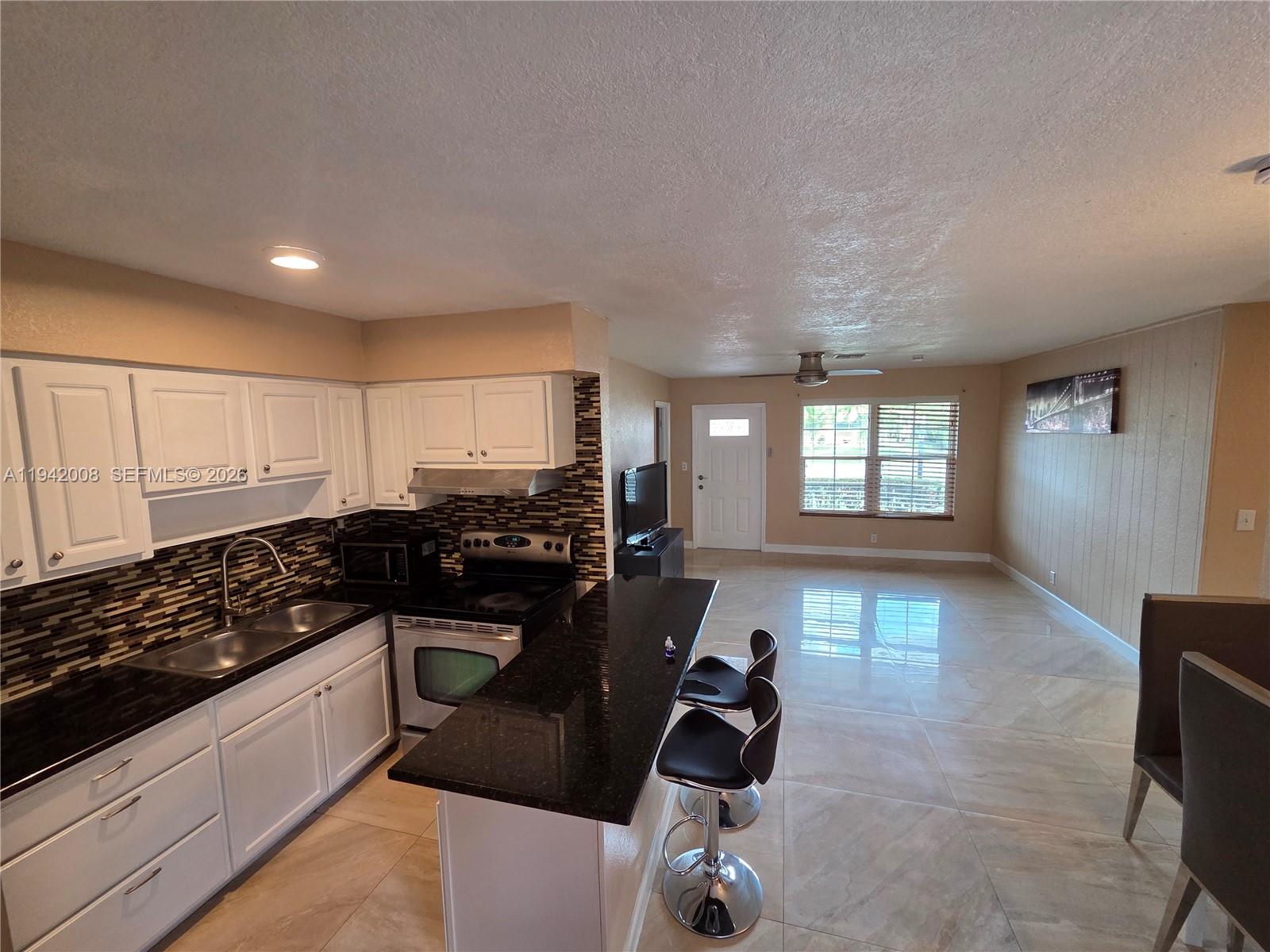 SUNRISE GOLF VILLAGE SEC - Residential Lease