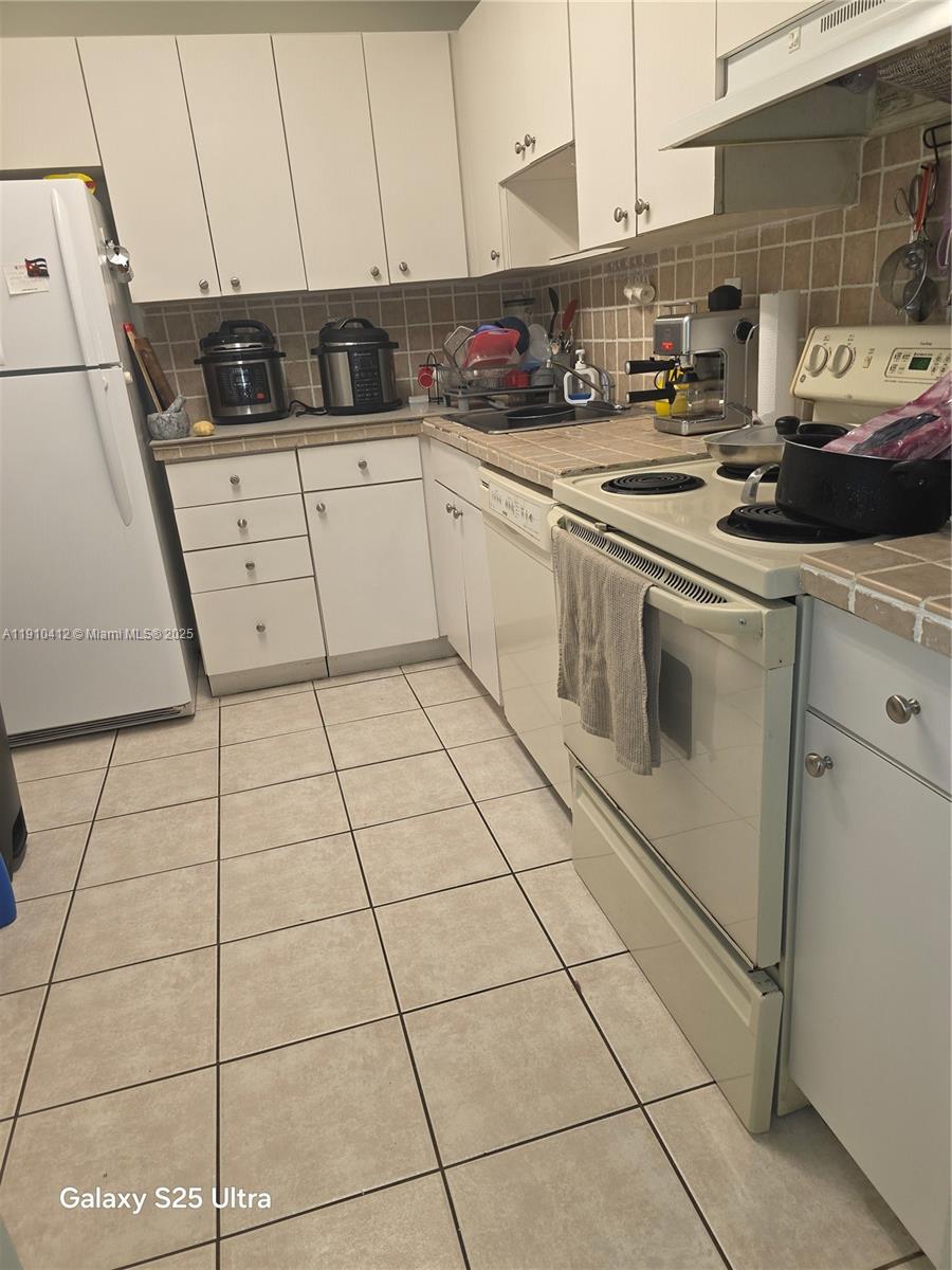 VILLAS OF MIAMI LAKES CON - Residential