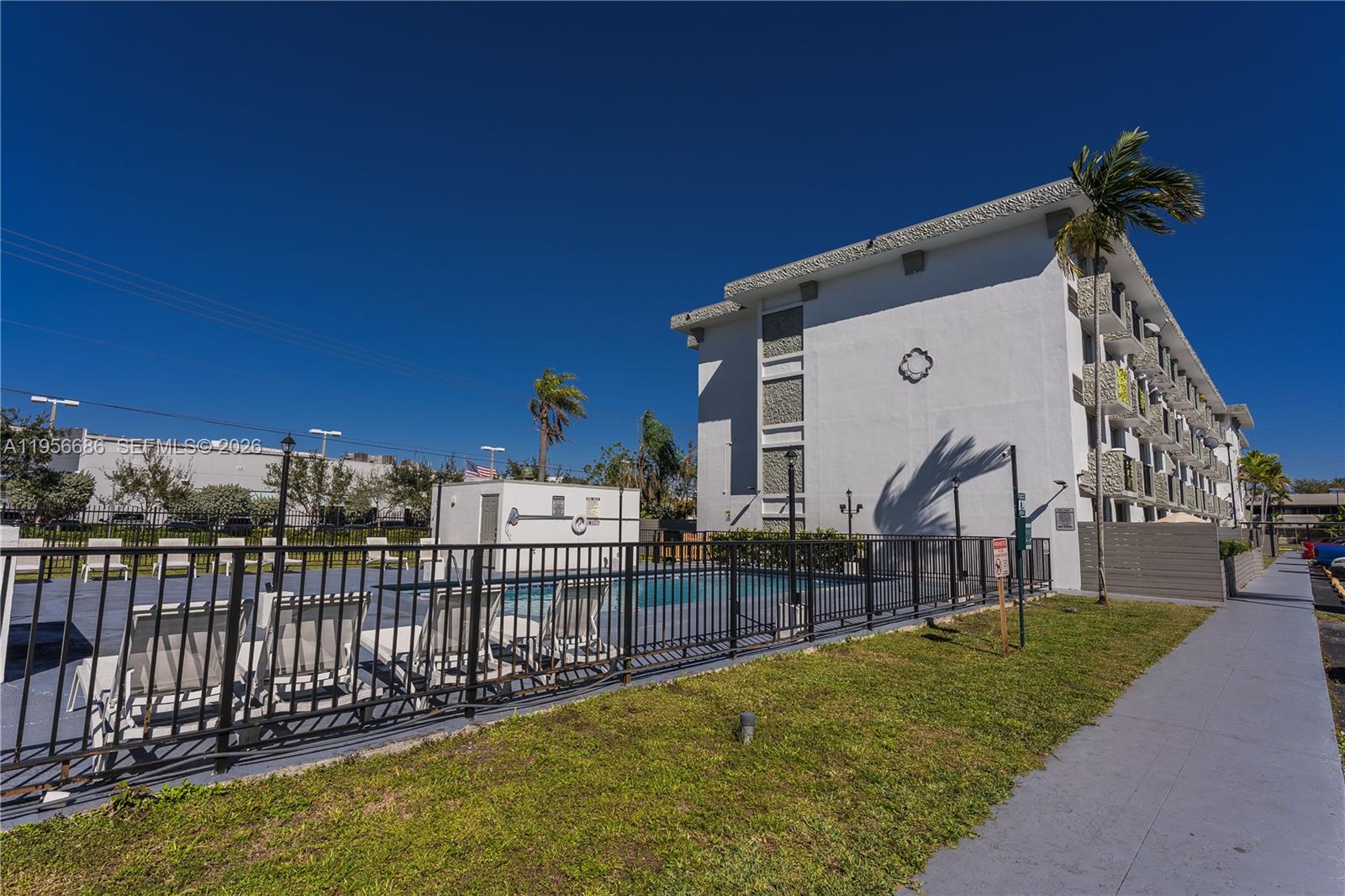 GOLDEN GATE APARTMENTS CO - Residential Lease