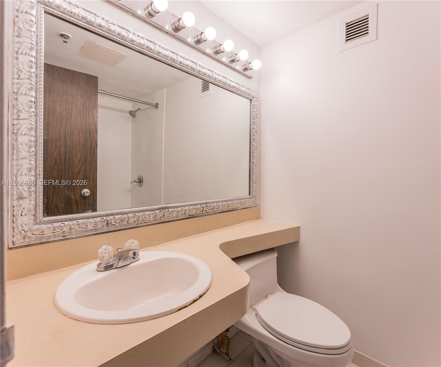 GOLDEN GATE APARTMENTS CO - Residential Lease