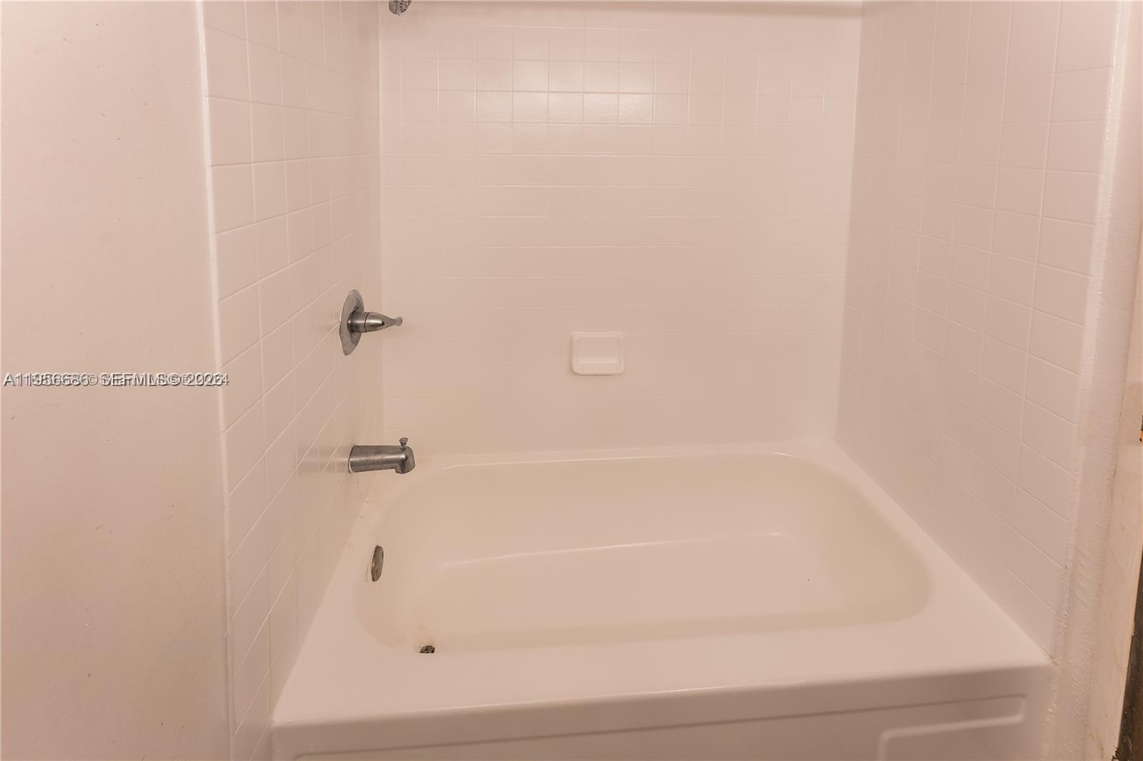 GOLDEN GATE APARTMENTS CO - Residential Lease