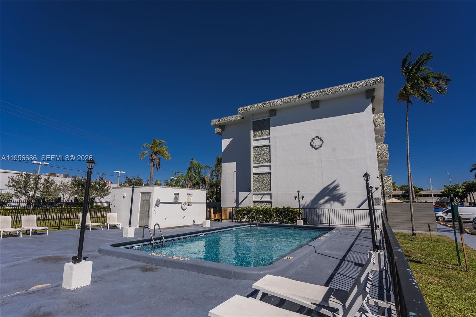 GOLDEN GATE APARTMENTS CO - Residential Lease