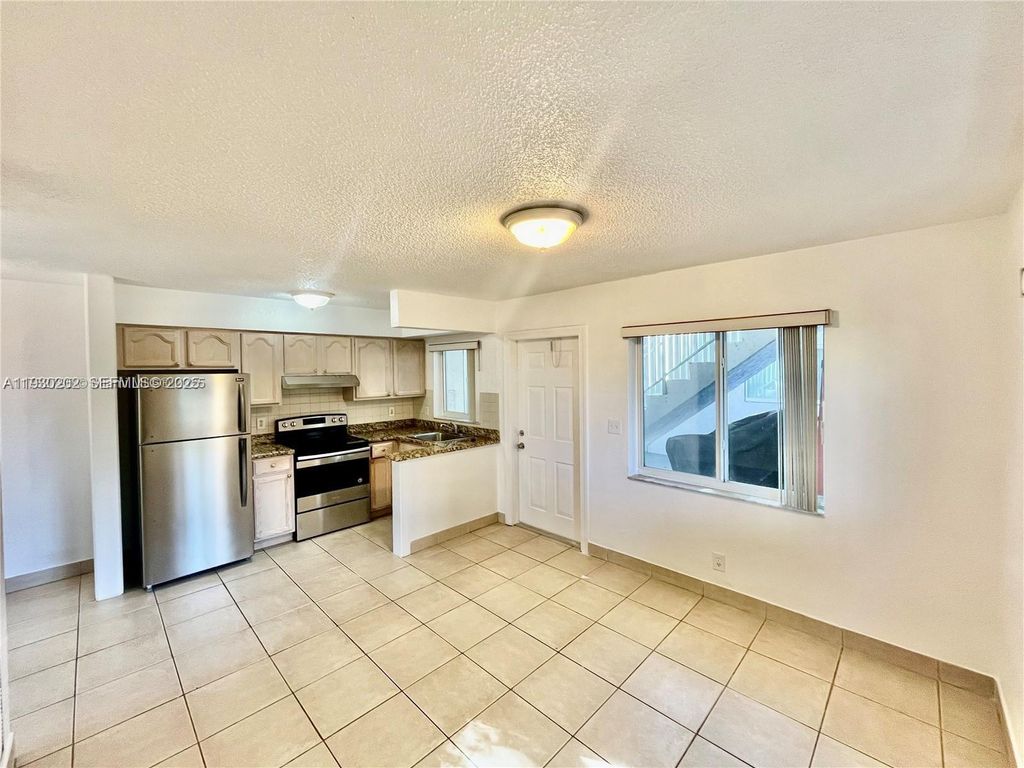 Photo of 1274 NE 40th St #4, Oakland Park, FL 33334 (MLS # A11930202)