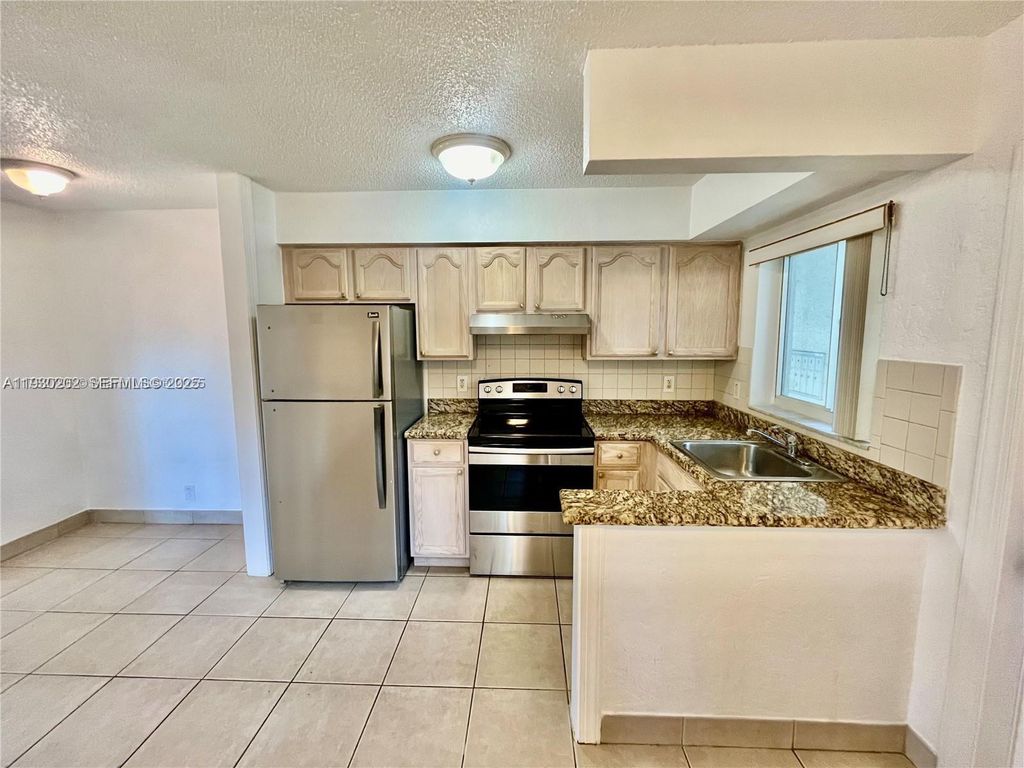 Photo of 1274 NE 40th St #4, Oakland Park, FL 33334 (MLS # A11930202)