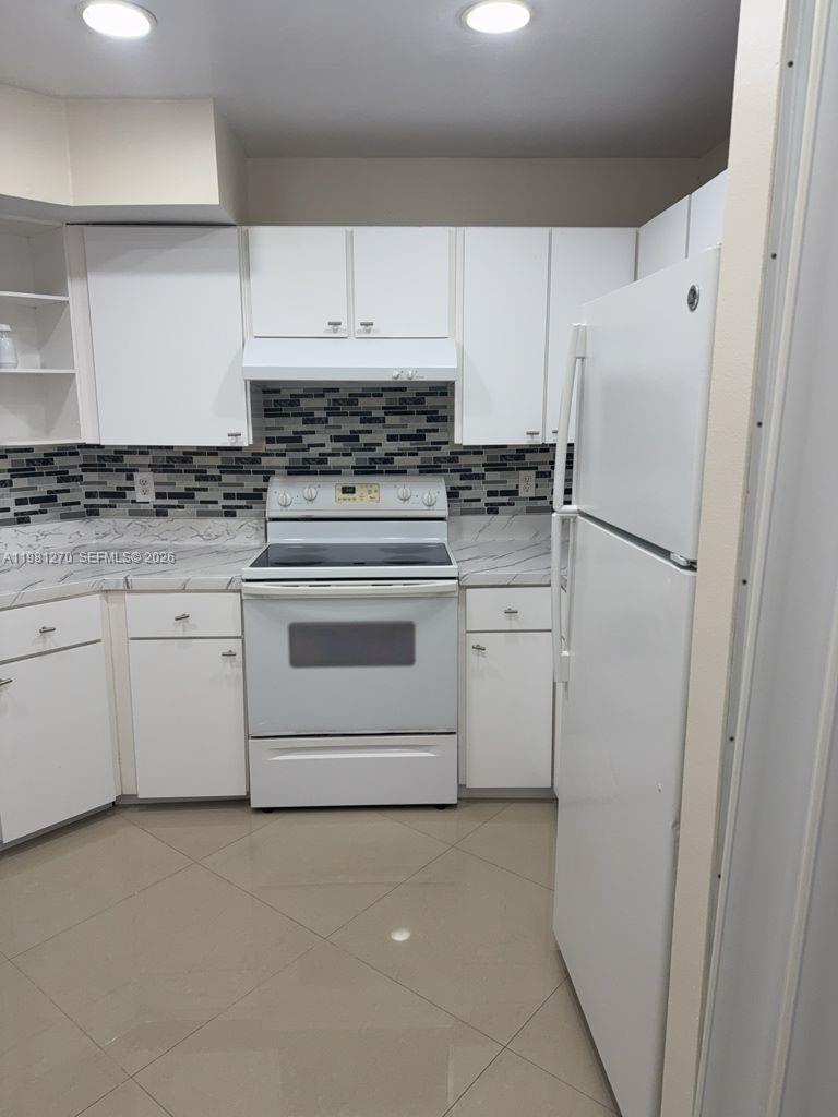 LAKESHORE CONDO 11 - Residential Lease