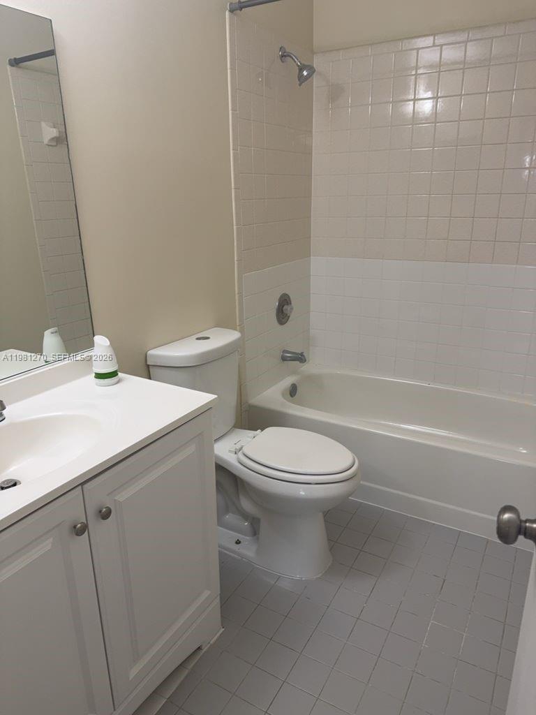 LAKESHORE CONDO 11 - Residential Lease