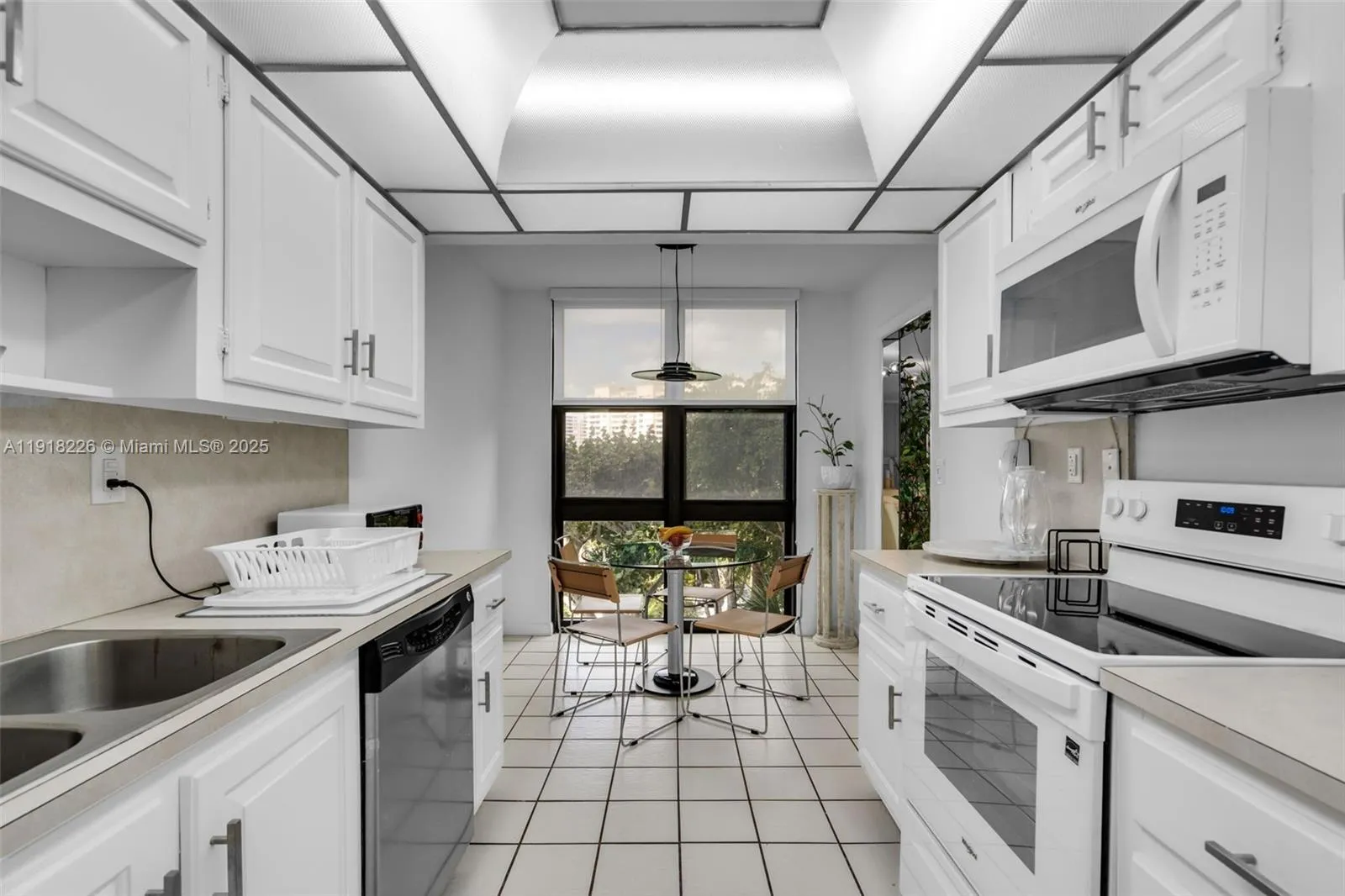 Key Biscayne, Florida 33149, United States, 2 Bedrooms Bedrooms, ,2 BathroomsBathrooms,Residential,Active,247692