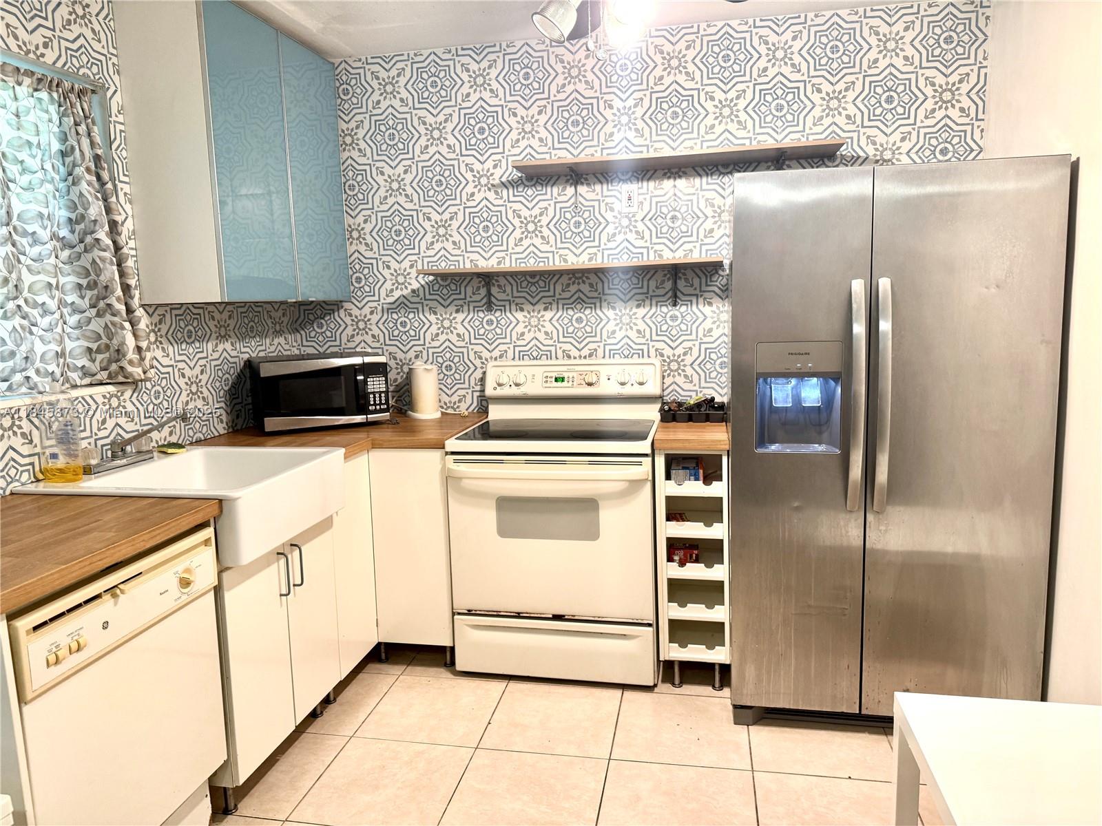 Large one bedroom with walk in closet, central AC, Access to shared laundry at the property
1 parking space assigned
Rent includes: water up to 30$/moth by meter, waste management, laundry room. Tenant pays electric.
Amazing location, close to beach, restaurants, US-1, Golf course - everything in walking distance.
Do not miss!