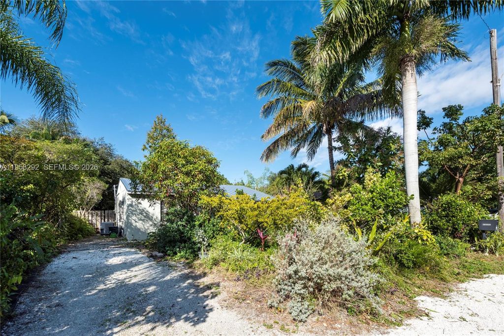 Photo of 1529 NE 1st Ave, Fort Lauderdale, FL 33304 (MLS # A11958292)