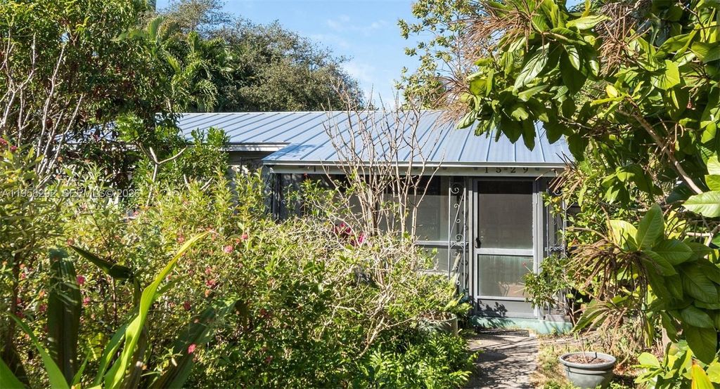 Photo of 1529 NE 1st Ave, Fort Lauderdale, FL 33304 (MLS # A11958292)