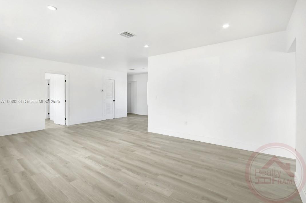 CRAVERO LAKE SHORE EST 3R - Residential