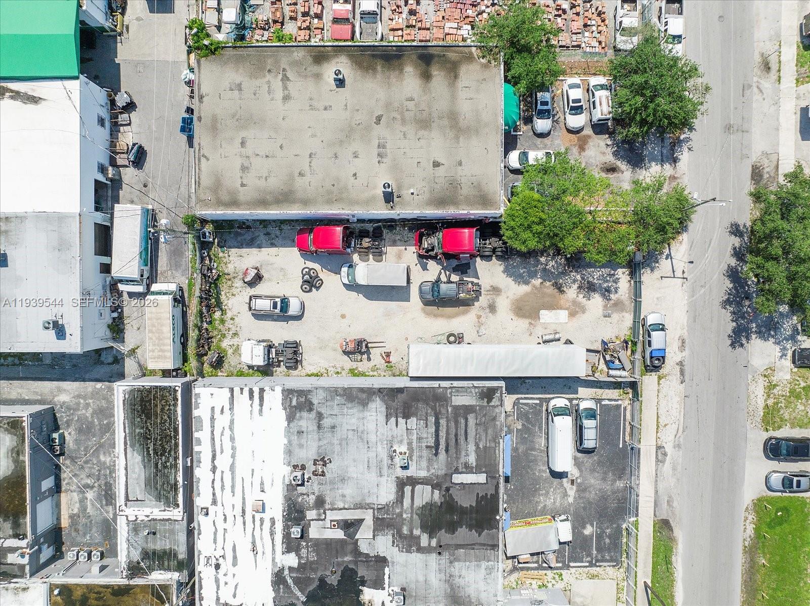 NORTH HOLLYWOOD - Land