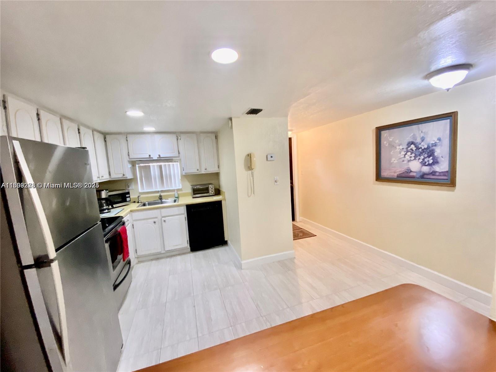 671 S Hollybrook Dr 104