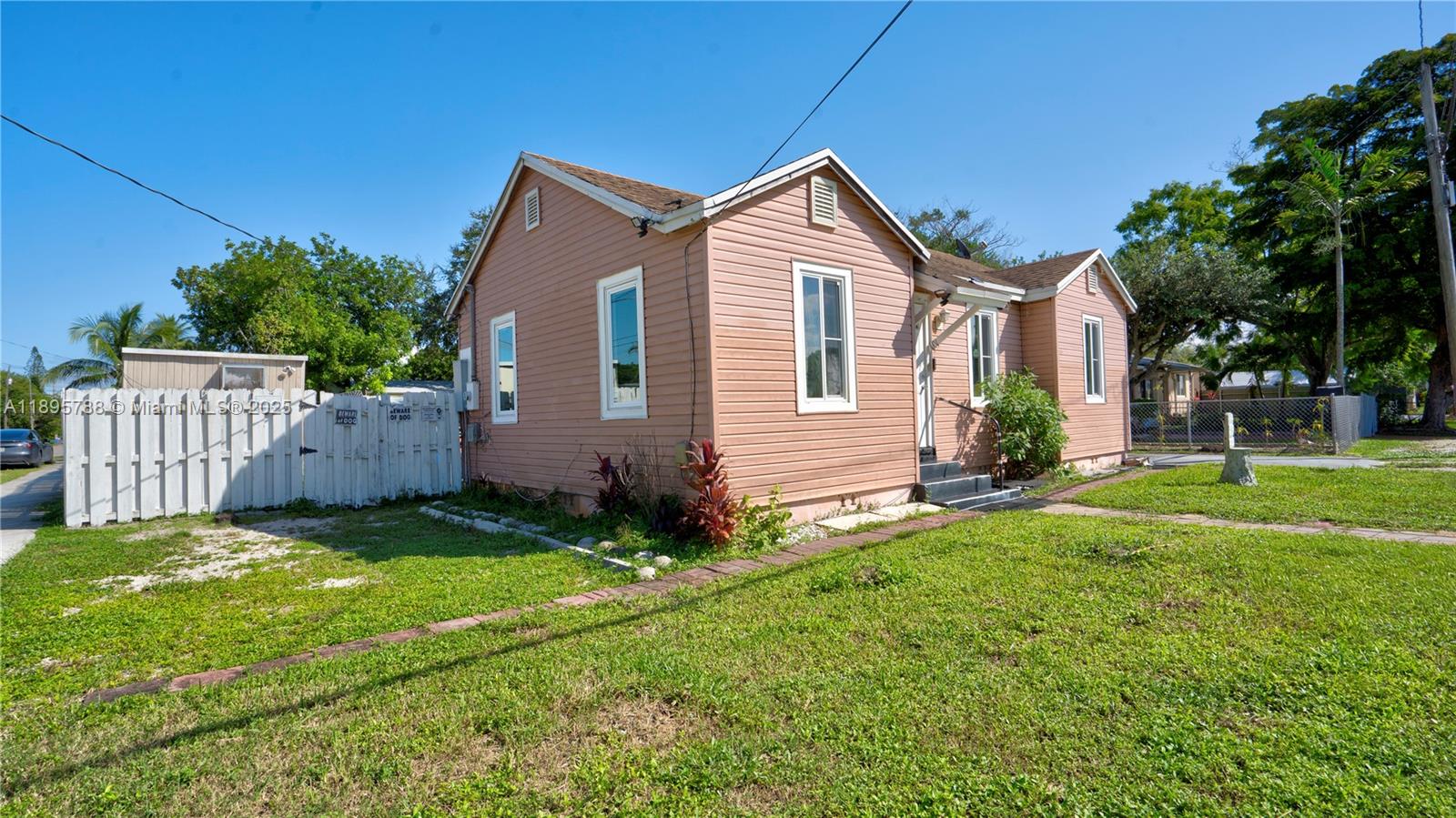 HOLLYWOOD TERRACE - Residential
