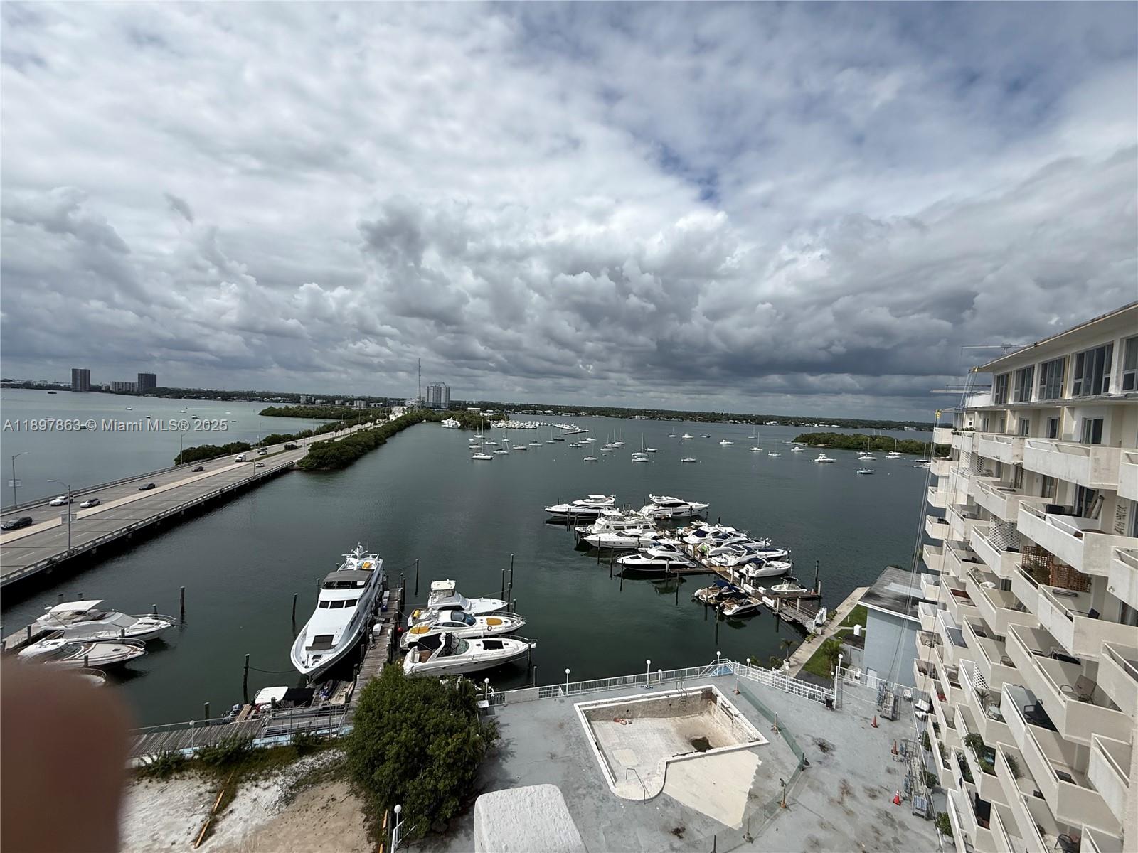 BAYSHORE YACHT & TENNIS C - Residential