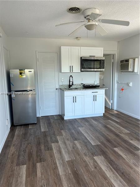 Updated studio in fort lauderdale with laundry on site and electric and water included