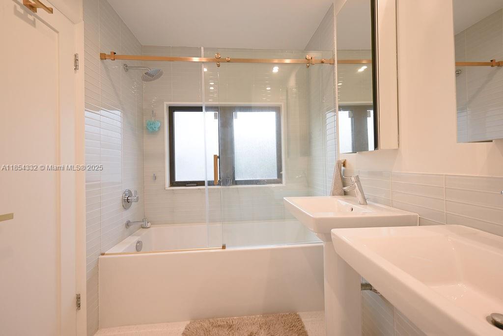 HOLLYWOOD LAKES SECTION - Residential