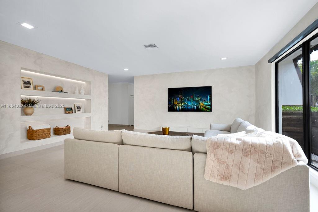 HOLLYWOOD LAKES SECTION - Residential