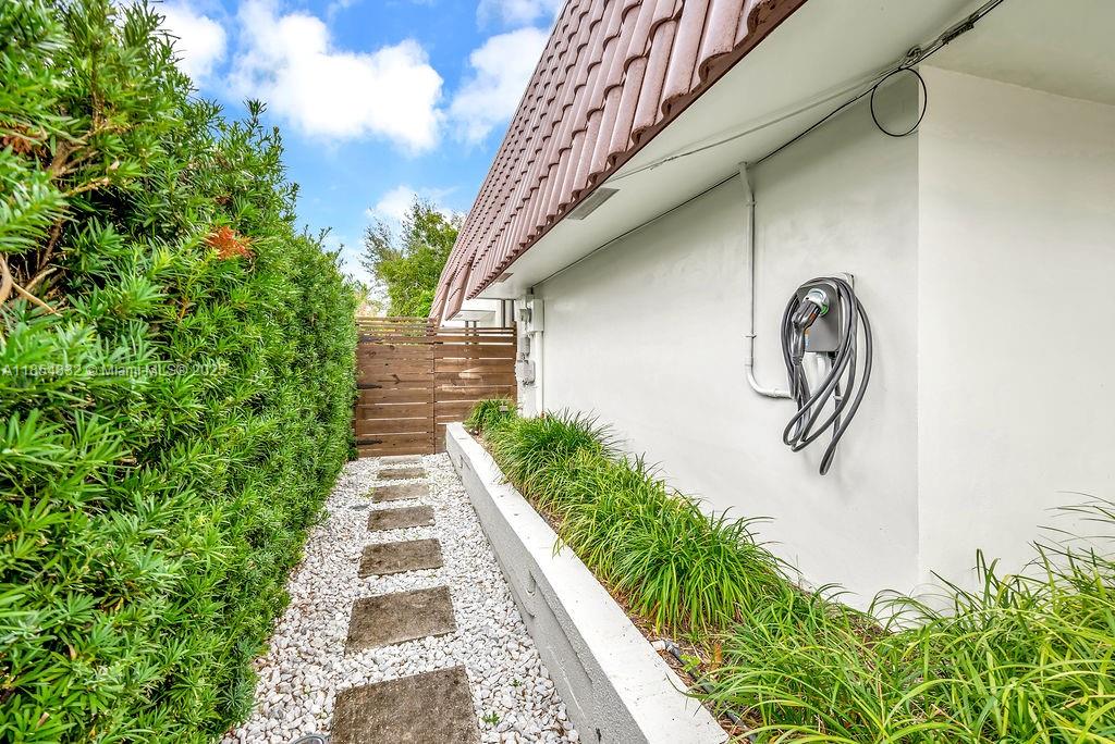 HOLLYWOOD LAKES SECTION - Residential