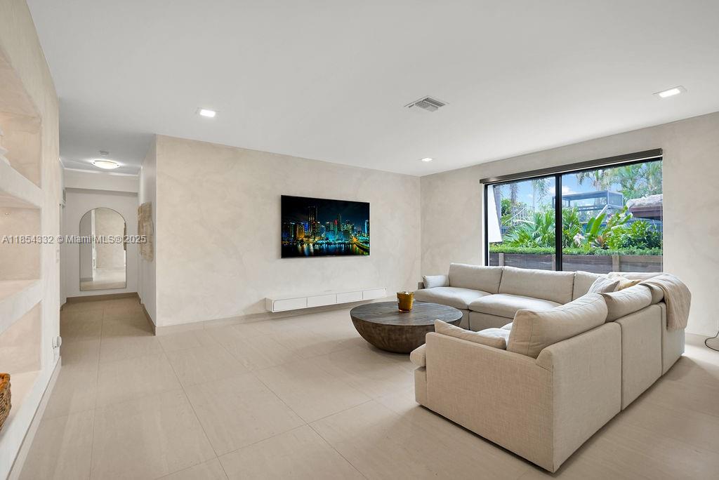 HOLLYWOOD LAKES SECTION - Residential