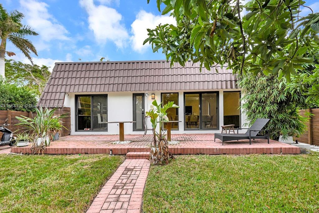 HOLLYWOOD LAKES SECTION - Residential