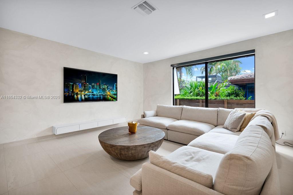 HOLLYWOOD LAKES SECTION - Residential