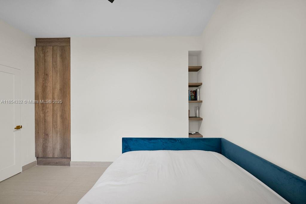 HOLLYWOOD LAKES SECTION - Residential