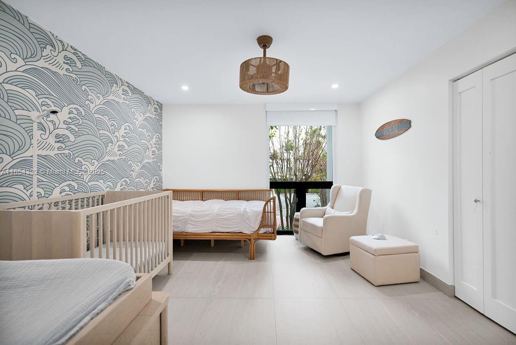 HOLLYWOOD LAKES SECTION - Residential