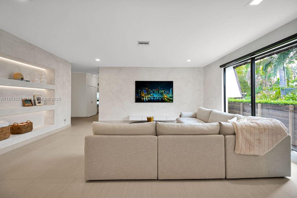 HOLLYWOOD LAKES SECTION - Residential