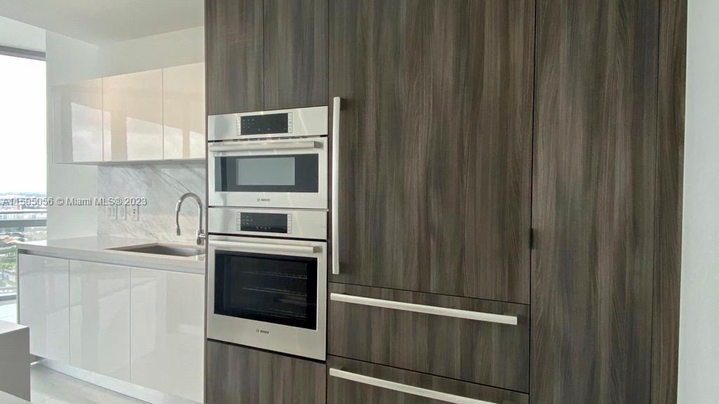 PARAMOUNT MIAMI WORLDCENT - Residential Lease