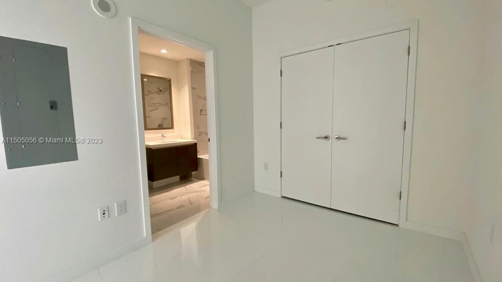 PARAMOUNT MIAMI WORLDCENT - Residential Lease