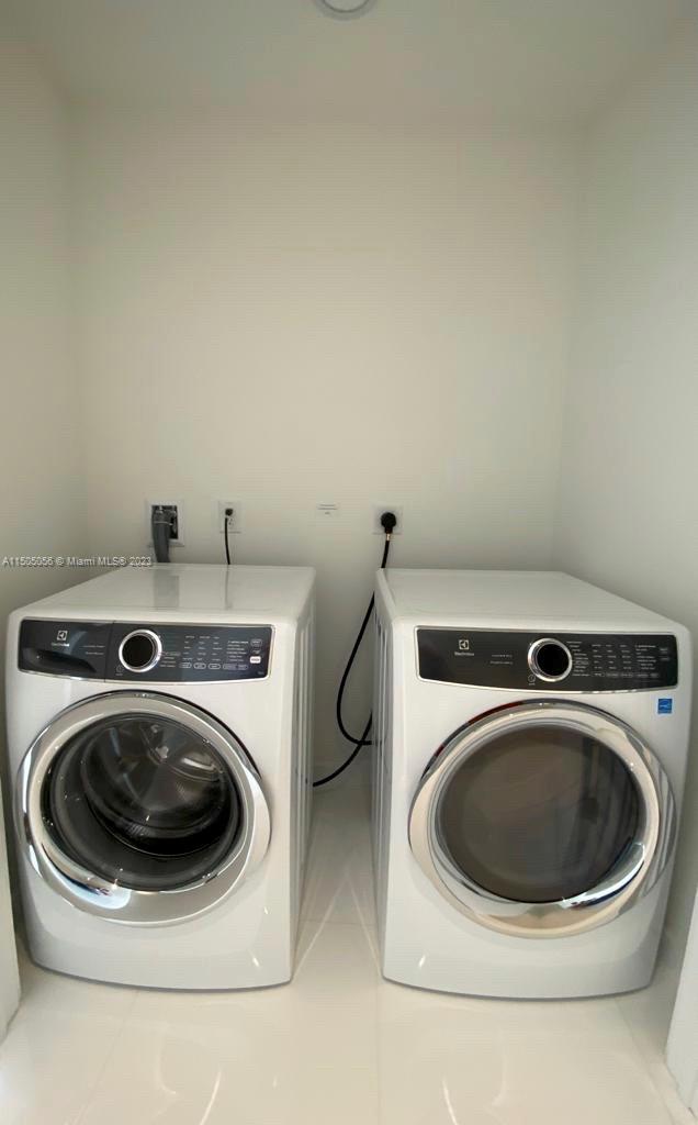 PARAMOUNT MIAMI WORLDCENT - Residential Lease
