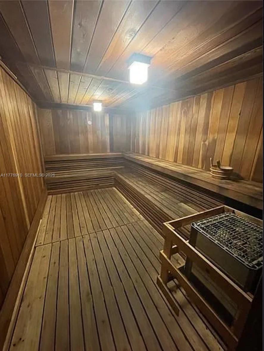 TURNBERRY ISLE SOUTH COND - Residential