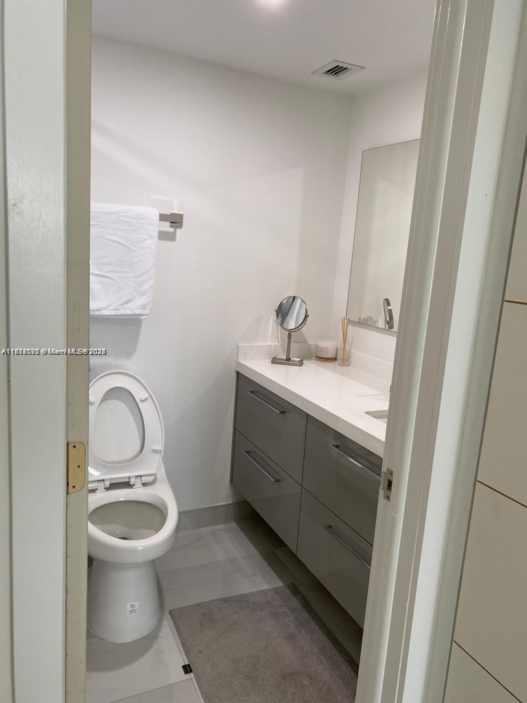 HALLMARK OF HOLLYWOOD CON - Residential Lease