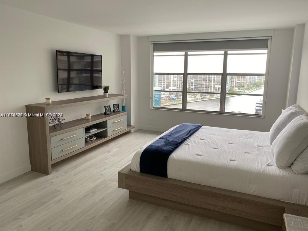 HALLMARK OF HOLLYWOOD CON - Residential Lease