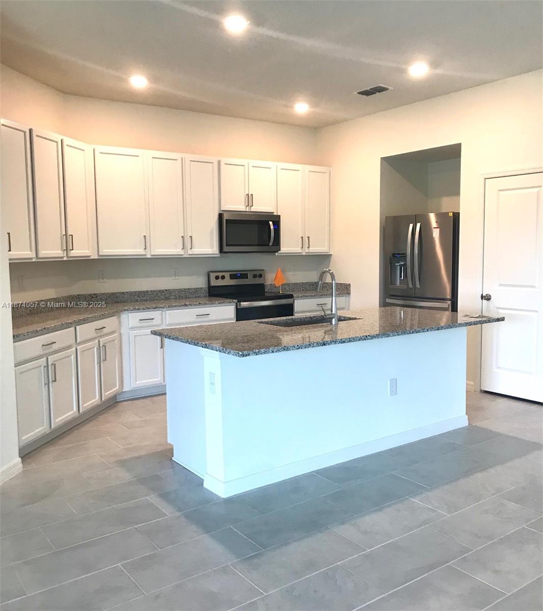Beautiful house, 4 bed-2 bath, open kitchen great living area tile floors. Bedrooms carpet floor and ceiling fans. 2 car garage and drive way, big back yard, laundry room.