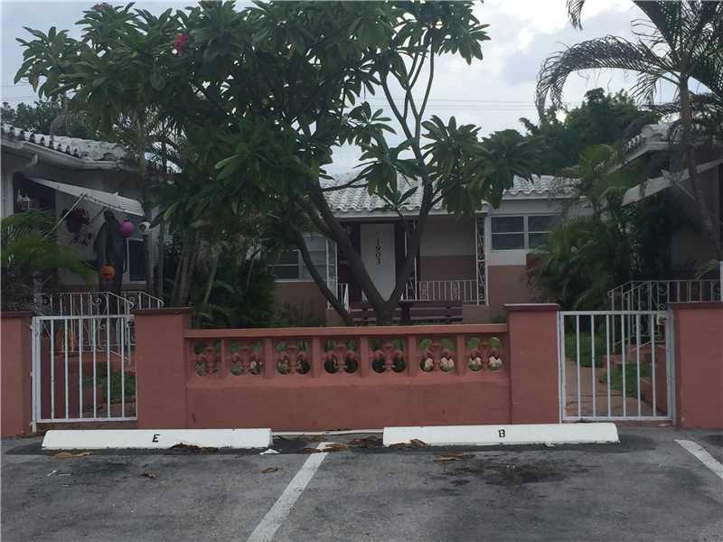 Centrally located apartment. Minutes to Beach, Shopping and Transportation.